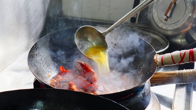 Món cua sốt ớt được chế biến tại quán Keng Eng Kee. Ảnh: Michelin Guide