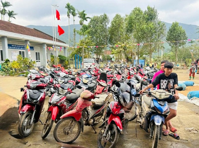 Xe máy của người dân thôn Mỹ Điền, Hòa Thịnh xếp hàng dài chờ được sửa, sáng 26/11. Ảnh: Nhân vật cung cấp