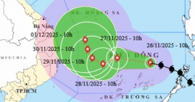 Bão số 15 có thể đổi hướng với 2 kịch bản tác đ...