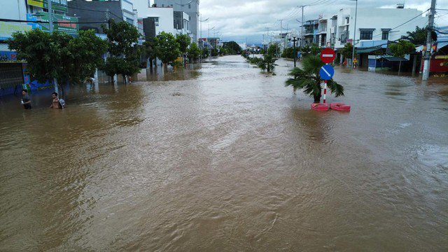 Mưa lũ ở miền Trung vẫn còn tiếp diễn.