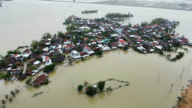 Miền Trung mưa lũ lịch sử gây thiệt hại nặng nề.