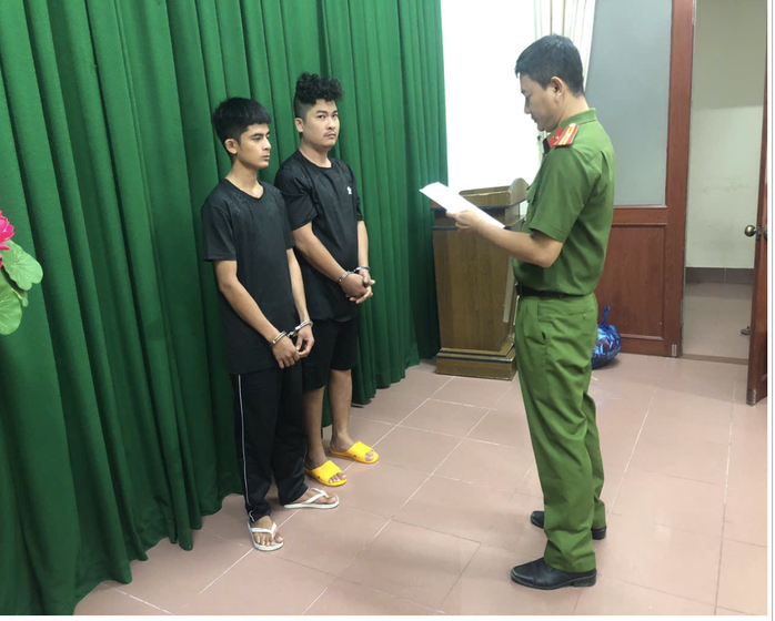 Công an thực hiện các quyết định tố tụng đối với Phát và Giàu. Ảnh: Công an Vĩnh Long