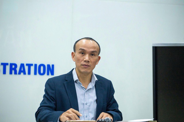 Ông Hoàng Phúc Lâm, Phó Giám đốc Trung tâm Dự báo Khí tượng Thủy văn Quốc gia chia sẻ thông tin về cơn bão số 15 chiều ngày 26/11.