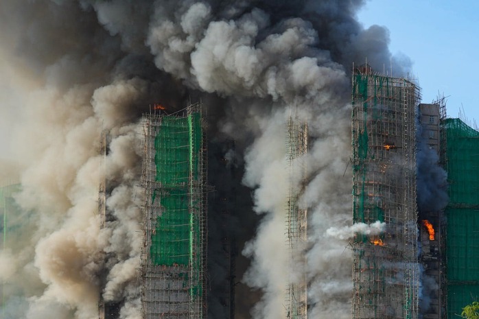 Đang cháy lớn ở Hồng Kông - Trung Quốc, khói lửa bao trùm 3 tòa nhà dân cư - 1