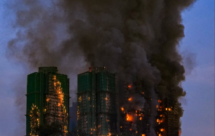 Cháy lớn ở Hồng Kông - Trung Quốc: Khói lửa bao trùm 8 tòa nhà, thương vong tăng nhanh - 9