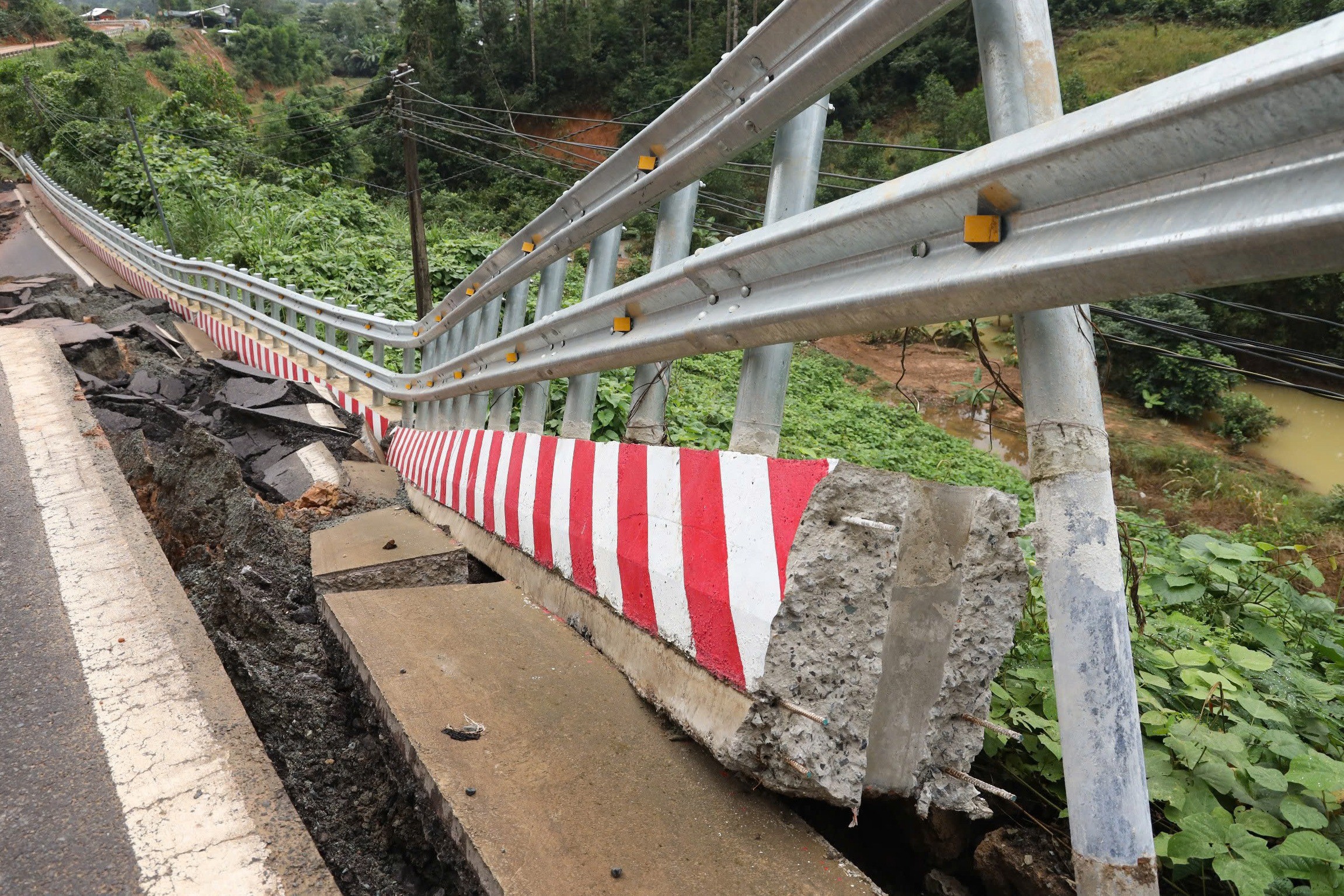 Đèo Khánh Lê bị xé toạc sau chuỗi sạt lở, sụt lún - 3