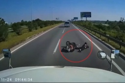 Clip: Xe máy va chạm rồi trượt ngã ra giữa đường, suýt bị container cán trúng