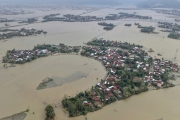 Thôn ở Đăk Lăk bị cô lập một tuần trong lũ