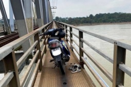 Người đàn ông ôm hai cháu nhỏ nhảy cầu, một cháu không qua khỏi