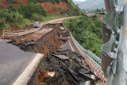 Đèo Khánh Lê bị xé toạc sau chuỗi sạt lở, sụt lún