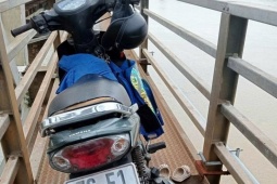 Tin tức trong ngày - Nguyên nhân cha ôm 2 con nhảy cầu ở Quảng Ngãi