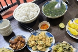 Bạn trẻ - Cuộc sống - Đi cứu trợ Đắk Lắk, đoàn Thái Nguyên nhận bữa cơm ấm lòng từ chủ quán Ninh Bình