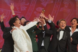 'Mưa đỏ' đoạt Bông Sen Vàng 2025