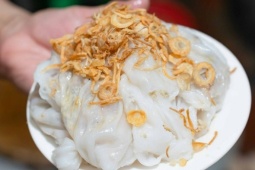 Quán bánh cuốn đêm gần 40 năm trong ngõ nhỏ Hà Nội