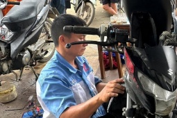 Tiệm sửa xe 0 đồng trong rốn lũ