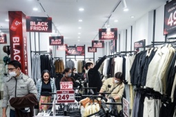 Sát ngày Black Friday, biển giảm giá ngập phố nhưng khách chỉ ghé xem rồi đi