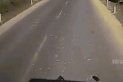 Ô tô 7 chỗ húc thẳng vào xe tải trên quốc lộ 1A, 4 người tử vong tại chỗ