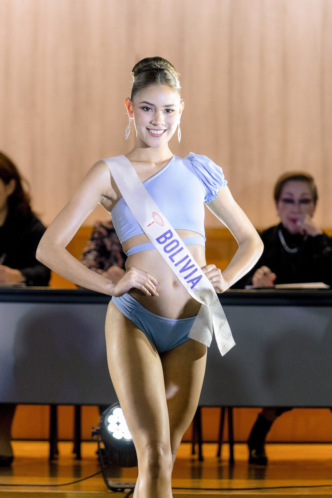 Phần thi bán kết của cuộc thi Hoa hậu Quốc tế 2025 đã diễn ra hôm 24/11 với sự tham dự của 81 thí sinh. Các người đẹp tham gia phần thi áo tắm, dạ hội và thuyết trình trước ban tổ chức. Bán kết Hoa hậu Quốc tế thường được tổ chức kín trong hậu trường, không phát sóng. Đây là đêm thi quan trọng giúp giám khảo chọn ra những thí sinh xuất sắc trong đêm chung kết.