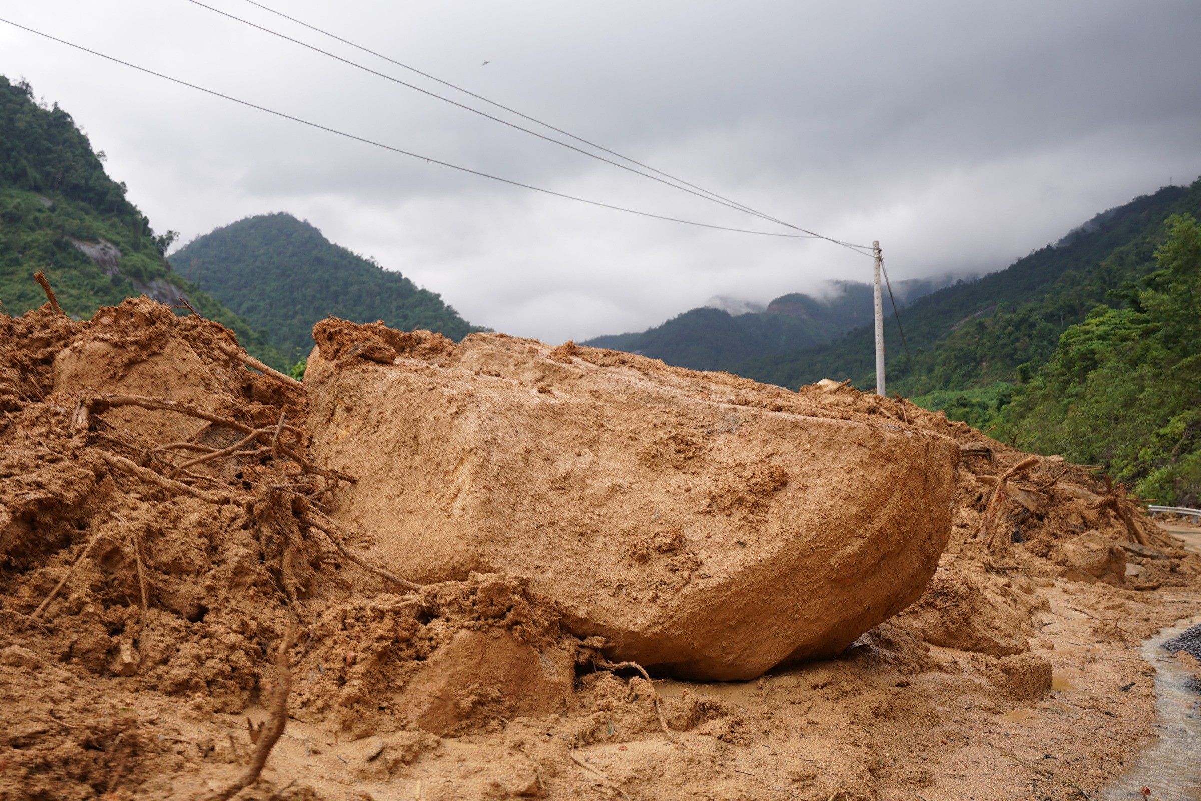 Đèo Khánh Lê bị xé toạc sau chuỗi sạt lở, sụt lún - 9