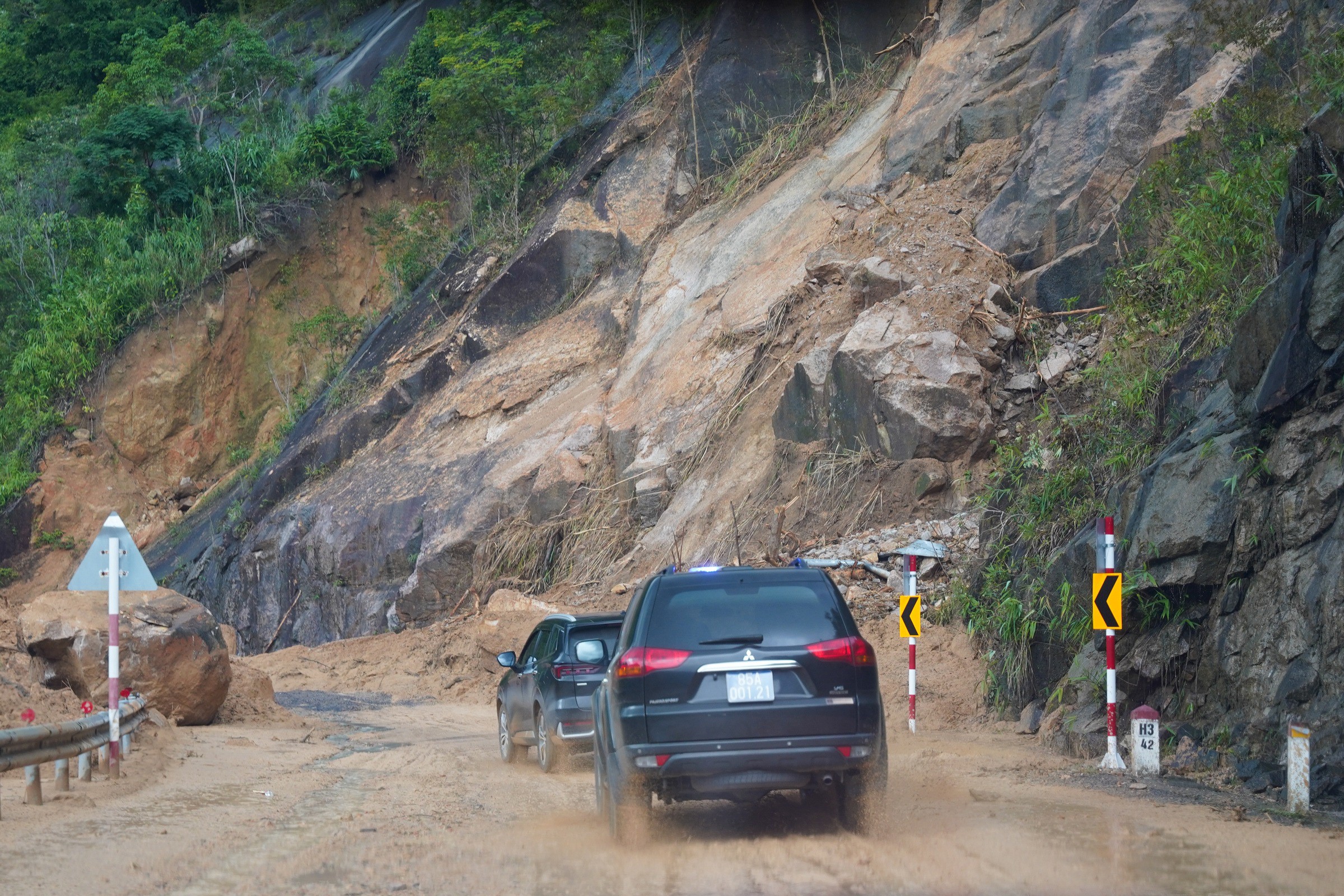 Đèo Khánh Lê bị xé toạc sau chuỗi sạt lở, sụt lún - 10