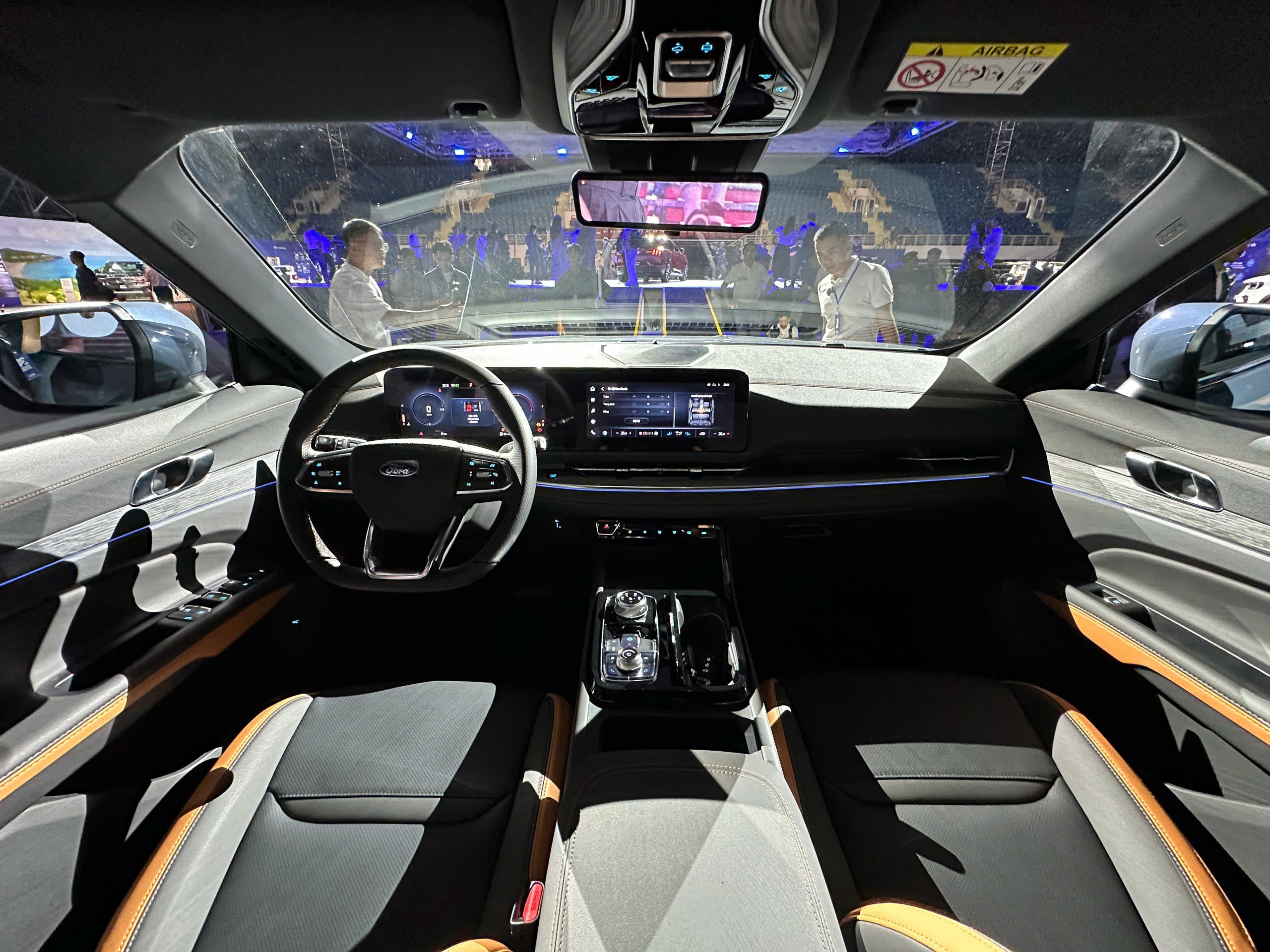 Nội thất xe tiếp tục sở hữu giao diện điều khiển hiện đại với màn hình kỹ thuật số kép 12,3 inch.