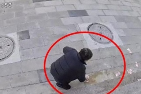 Gió thổi bay 4 cọc tiền gần 200 triệu đồng của người đàn ông và cái kết