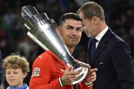 Ronaldo tặng đồng hồ đắt tiền cho toàn đội Bồ Đào Nha, bao gồm cả Jota