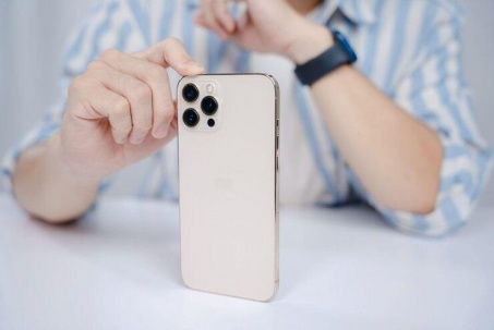 Giá iPhone cũ dịp Black Friday 2025: Chỉ 5,7 triệu đồng đã có iPhone...