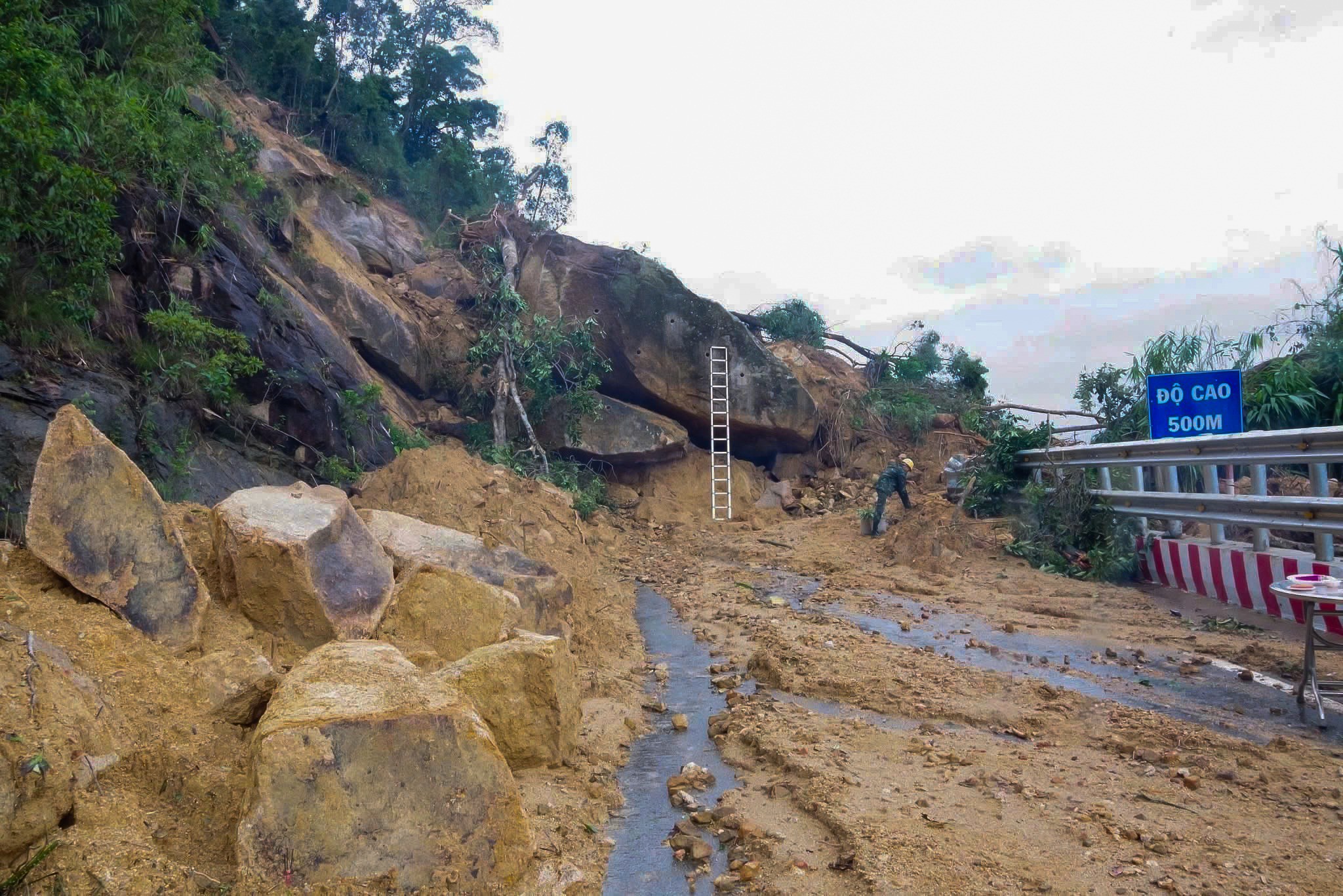 Đèo Khánh Lê bị xé toạc sau chuỗi sạt lở, sụt lún - 11