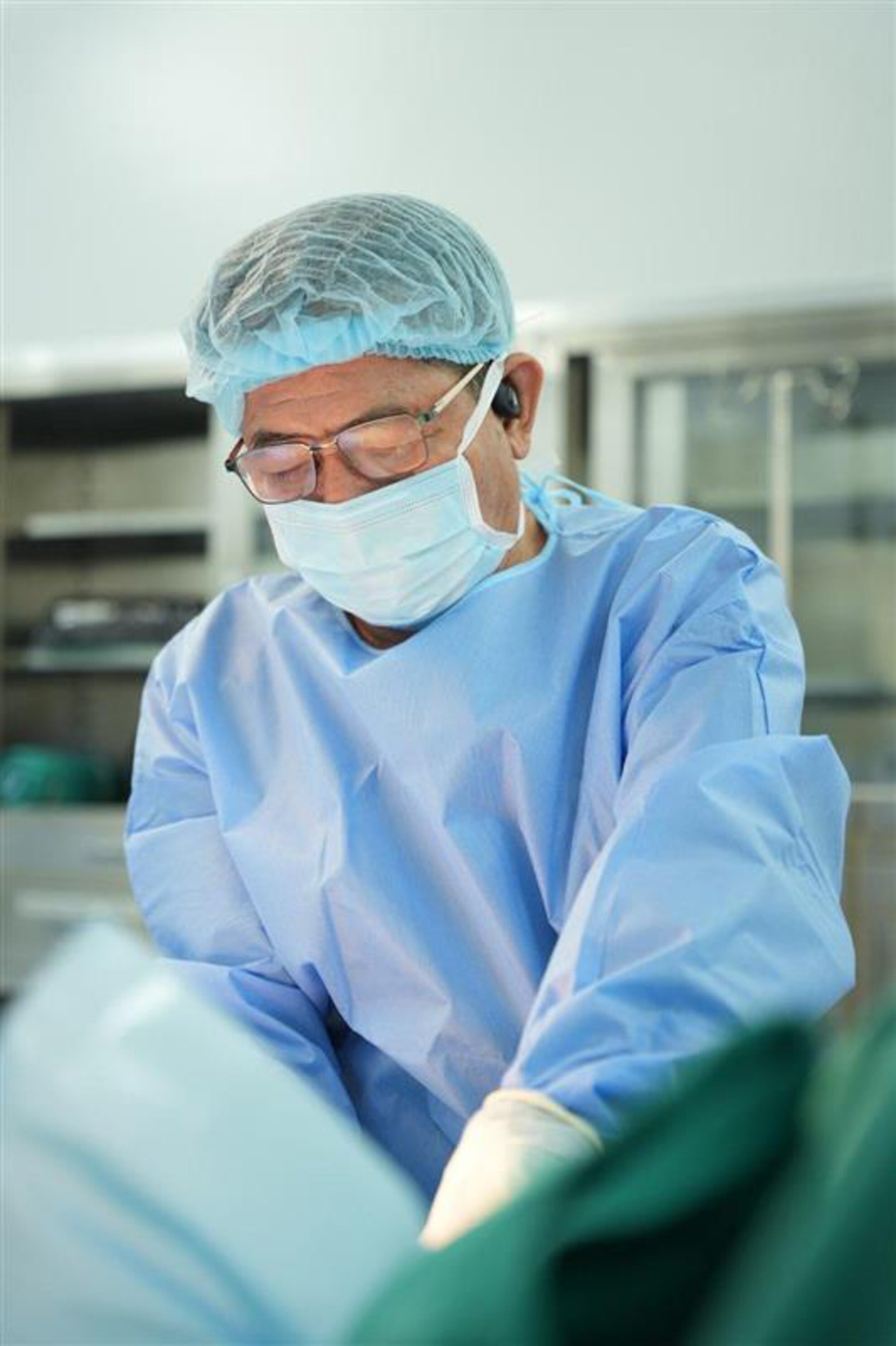 PGS Lưu Hồng Hải - Hình ảnh bác sĩ phẫu thuật