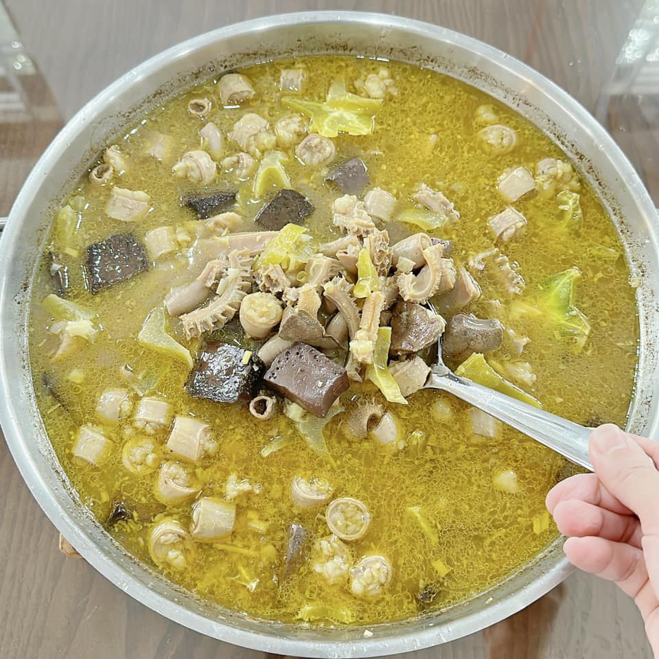 Lúc ăn nhúng tiết, đậu, sách bò cùng rau cải, rau cần, cải cúc vào rồi vớt ra ăn khi vừa chín tới. Hương vị vô cùng hấp dẫn, lòng bò chín mềm, không hề bị hôi.