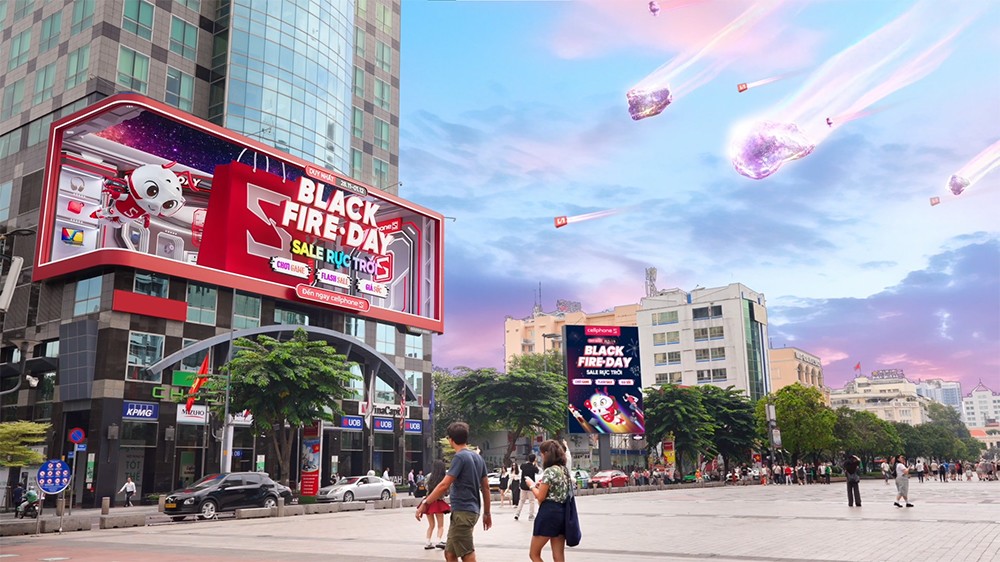 Billboard 3D thu hút người qua đường về chương trình Black FireDay CellphoneS.