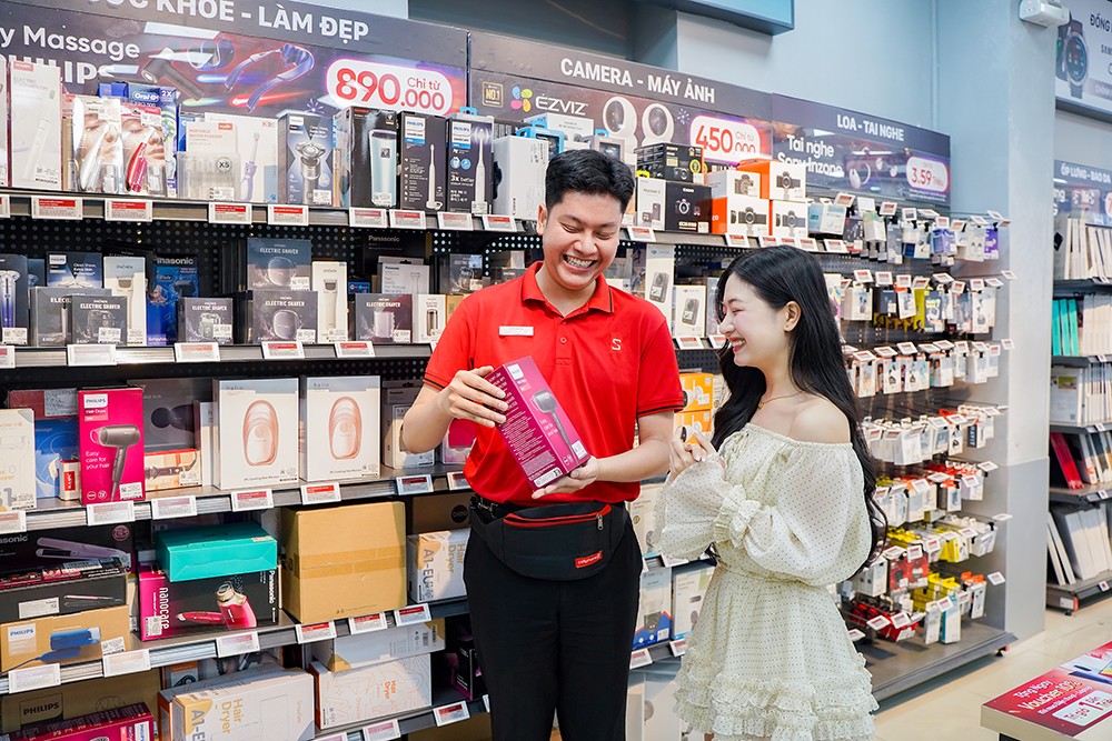 Khách hàng mua sắm dịp Black FireDay tại CellphoneS.