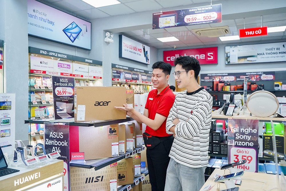 Khách hàng mua sắm dịp Black FireDay tại CellphoneS.