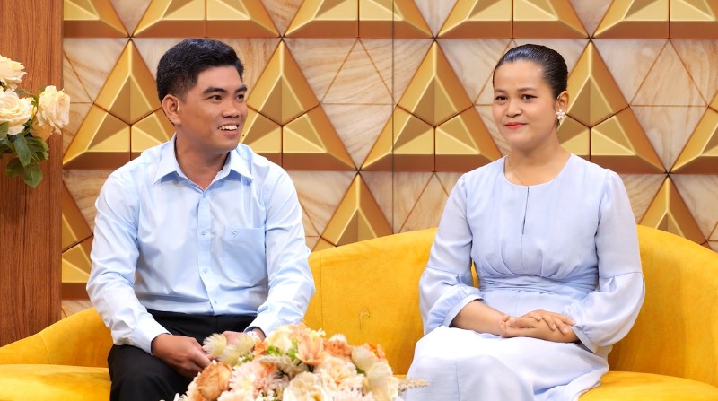 Cặp đôi cùng nhau vượt qua những thử thách trong cuộc sống hôn nhân.