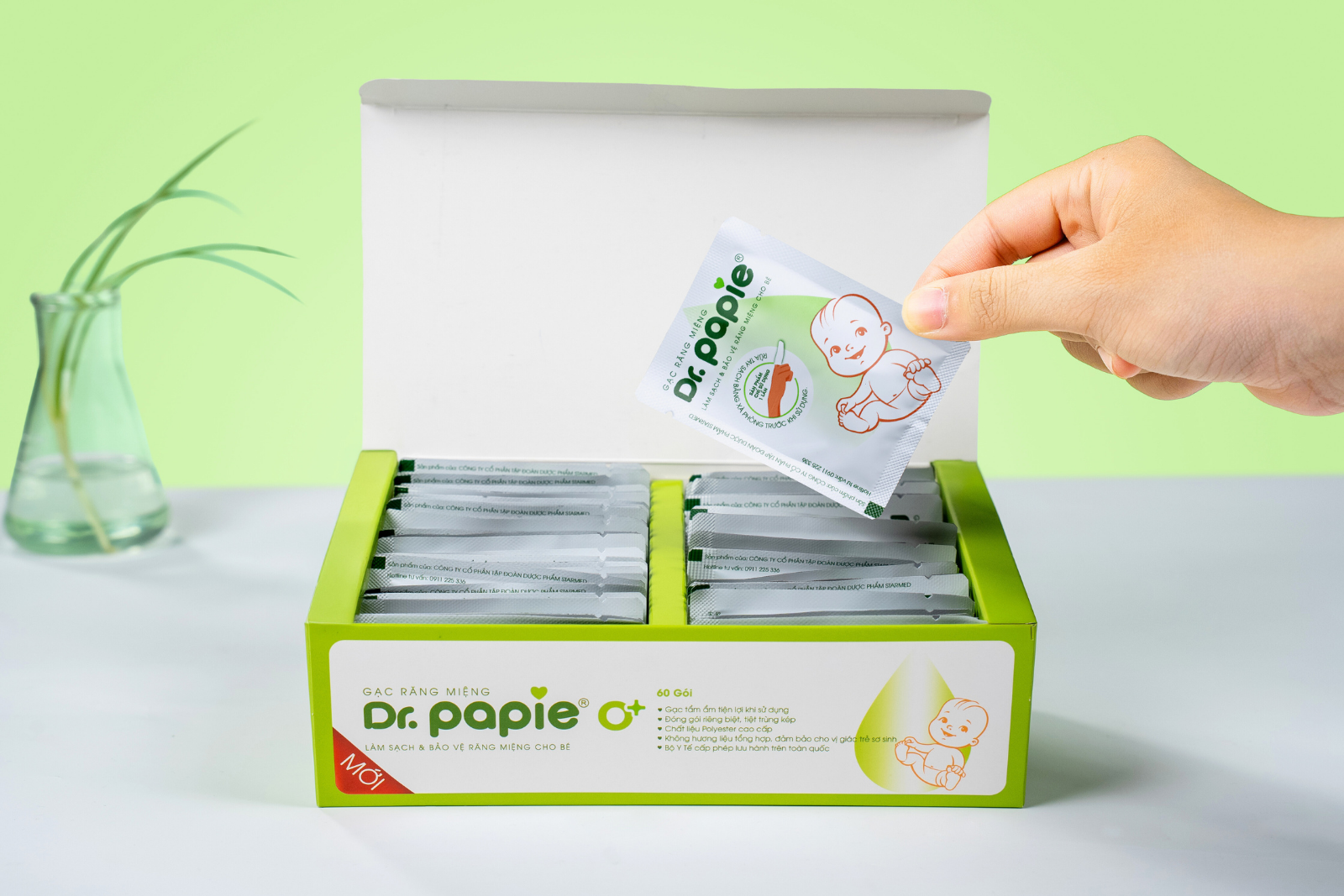 Thiết kế hộp dung lượng lớn với nắp bật tiện dụng, từng gói gạc được cắt góc giúp phụ huynh thao tác nhanh và hạn chế tiếp xúc.