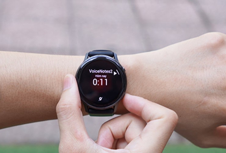 Venu 4 trang bị loa kép và micro, giúp bạn điều khiển mọi hoạt động dễ dàng ngay từ cổ tay