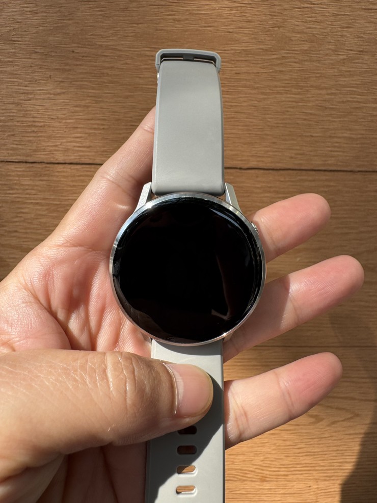 Venu4 có thiết kế tinh tế, mỏng và nhẹ.