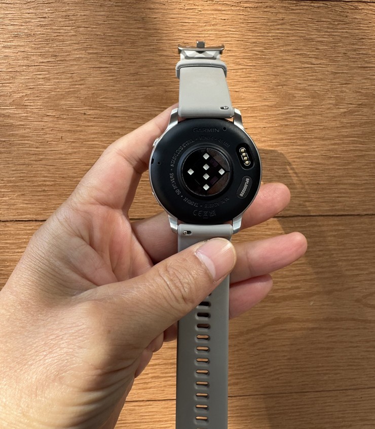 Cổng sạc được đặt ở mặt lưng của máy