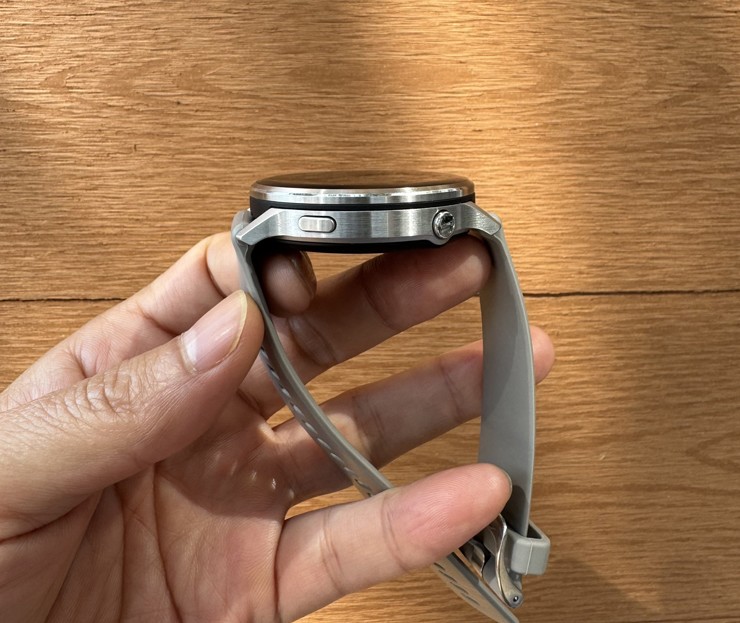 Phần khung máy bằng kim loại sáng bóng.