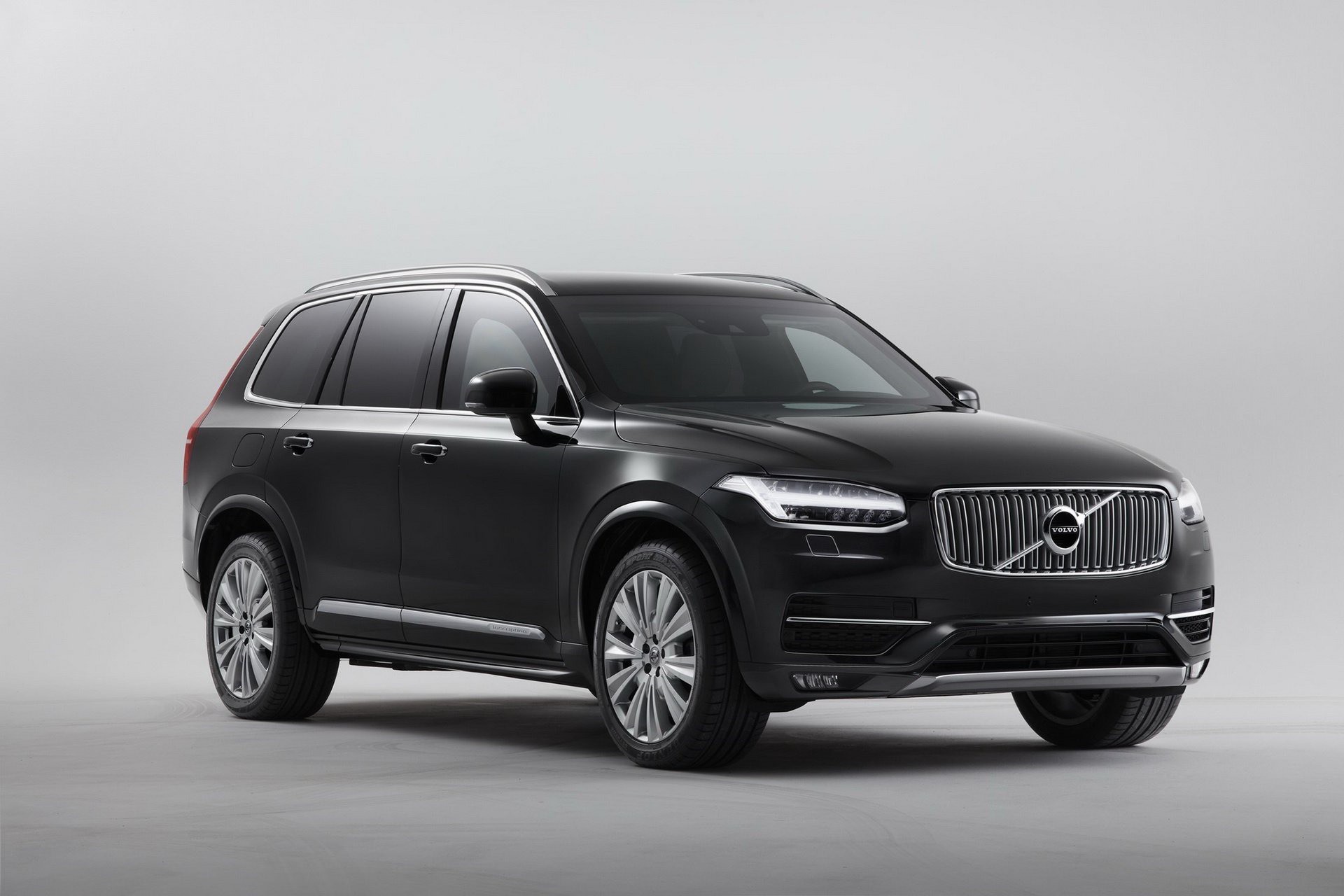 Volvo XC90 thuộc phân khúc xe SUV hạng sang cỡ trung, có hai phiên bản