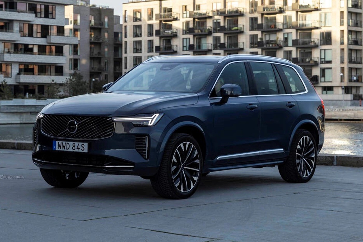 Phiên bản XC90 tiêu chuẩn sử dụng động cơ 2.0L cho công suất 300 mã lực