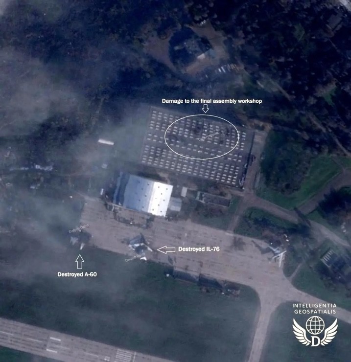 Hình ảnh trước và sau khi hai máy bay bị phá hủy ở nhà máy hàng không Beriev, thuộc thành phố Taganrov, Nga. Ảnh: Topcor.ru.