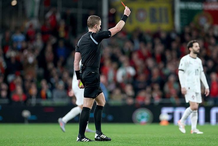 Ronaldo lần đầu nhận thẻ đỏ trong màu áo ĐT Bồ Đào Nha