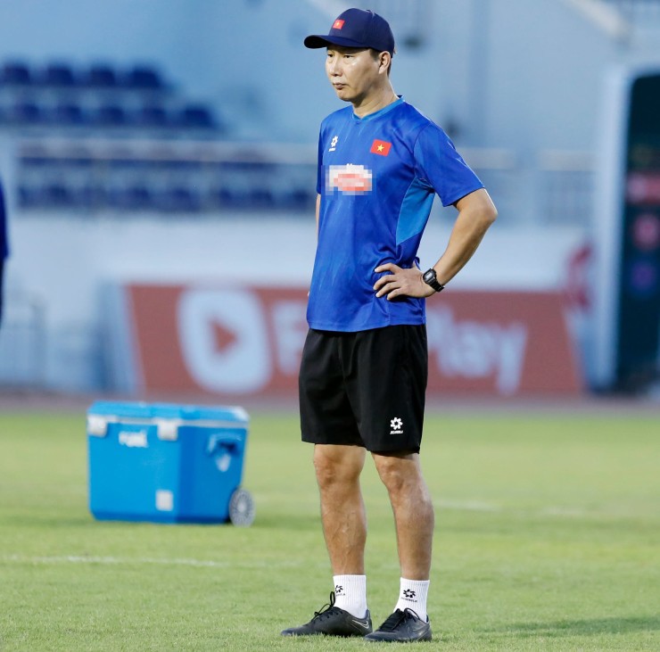 HLV Kim Sang Sik chăm chú theo dõi buổi tập