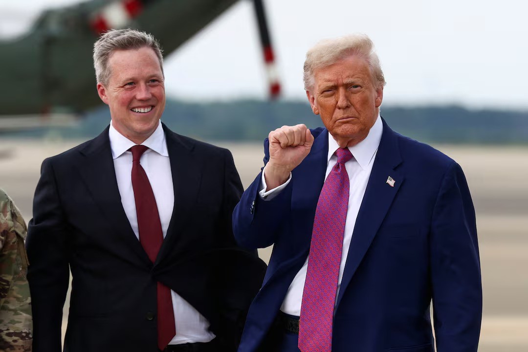 Ông Trump giơ nắm đấm bên cạnh Bộ trưởng Lục quân Mỹ Daniel Driscoll (ảnh: Reuters)