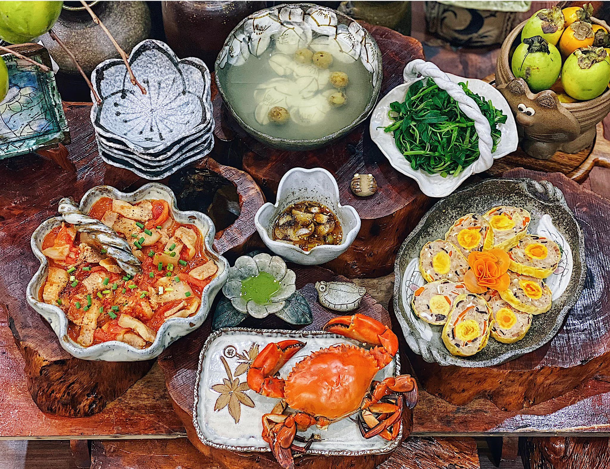 Cua hấp- Thịt sốt cà chua- Giò ngũ sắc- Rau muống luộc