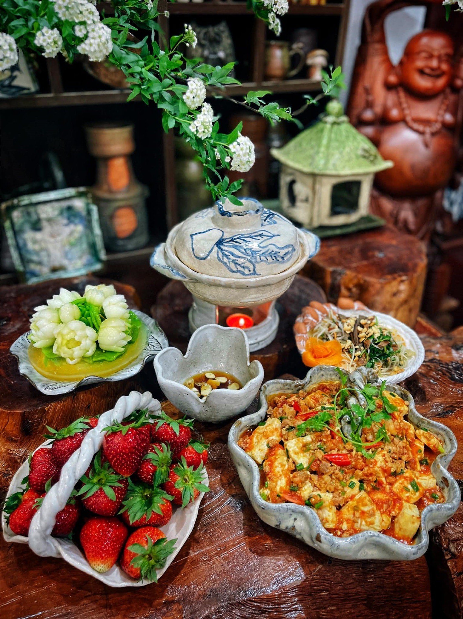 Đậu sốt cà chua - Nộm rau củ - Bánh flan - Dâu tây