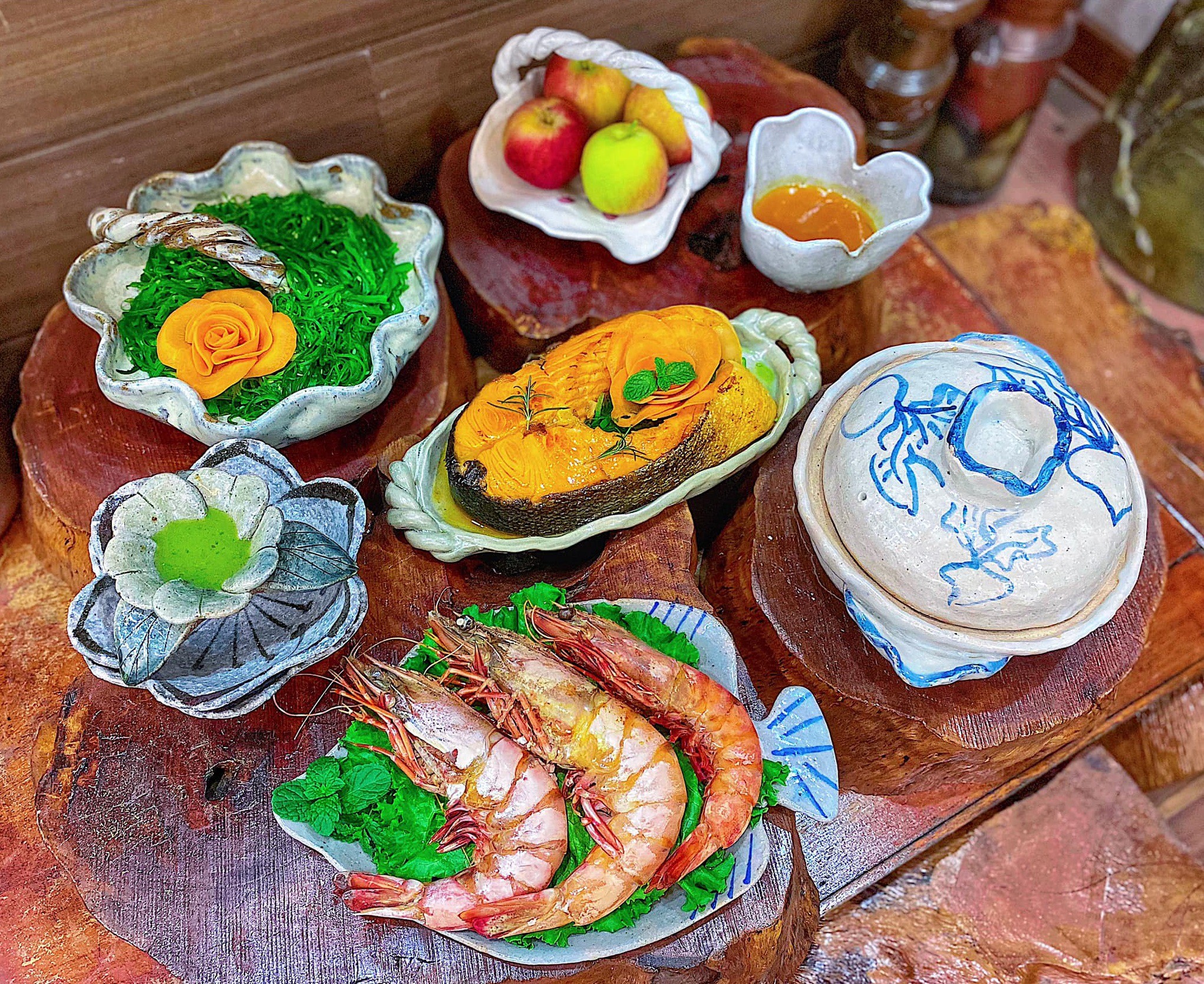 Cá hồi sốt cam - Tôm hấp - Salad rong biển