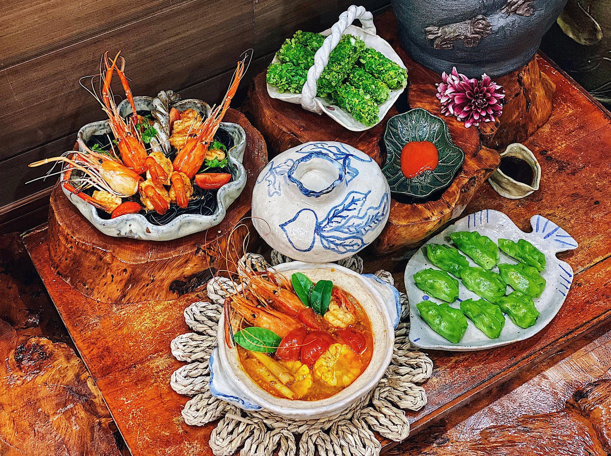 Mì mực đen - Canh tôm - Há cảo hẹ - Nem cốm